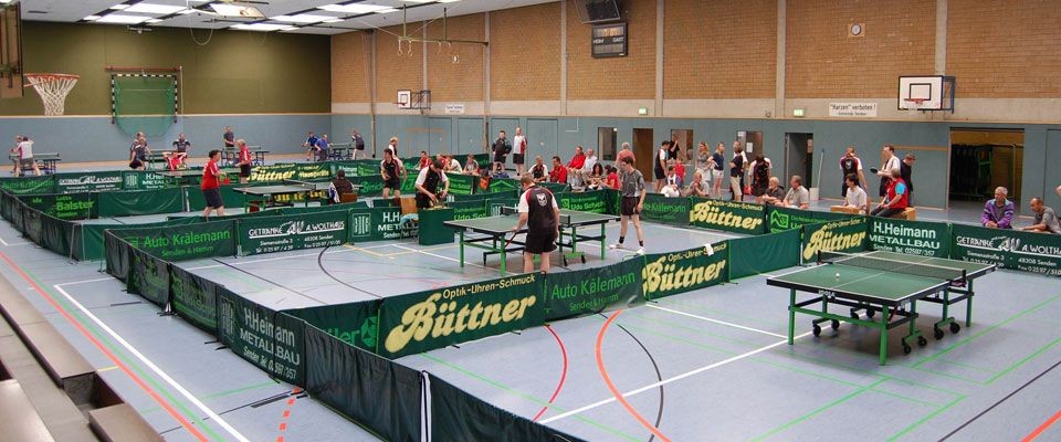 Blick in Halle 2 mit aufgebauten Tischtennistischen